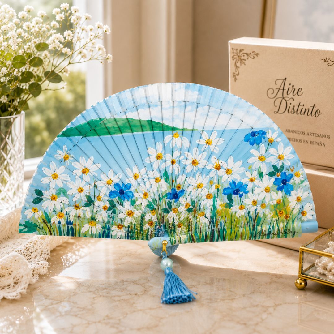 Abanico Artesanal Flores Azules – Aire Distinto