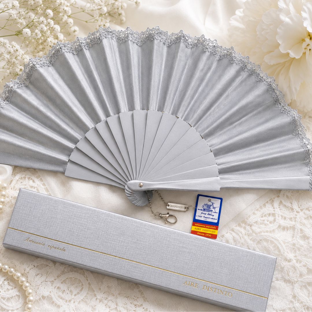 Abanico de Ceremonia Gris Plata con Encaje Aire Distinto