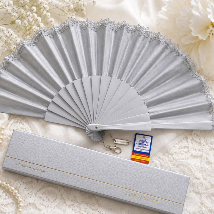 Abanico de Ceremonia Gris Plata con Encaje Aire Distinto