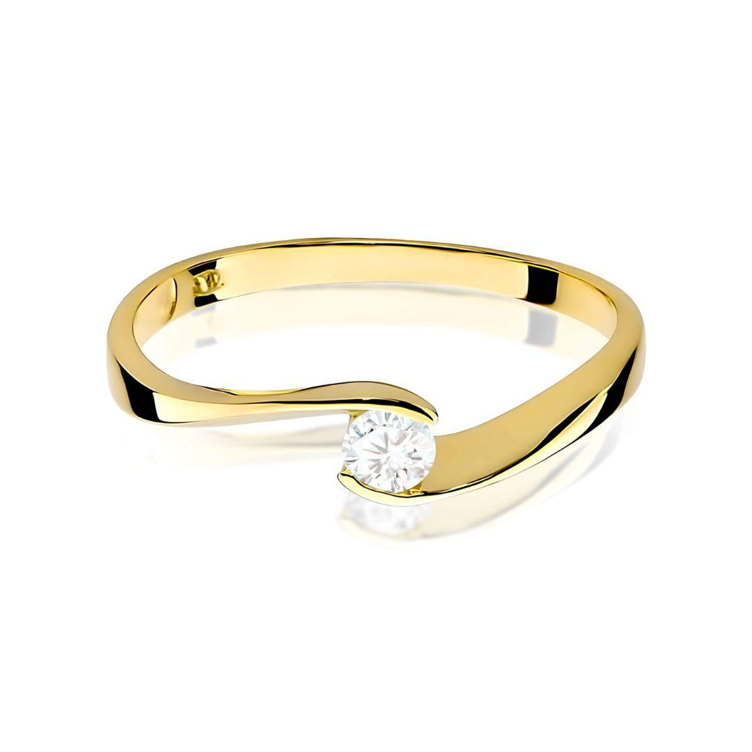 Anillo Avelis Oro Amarillo 14K con Diamante de Laboratorio 0,13 ct – Brillo Moderno