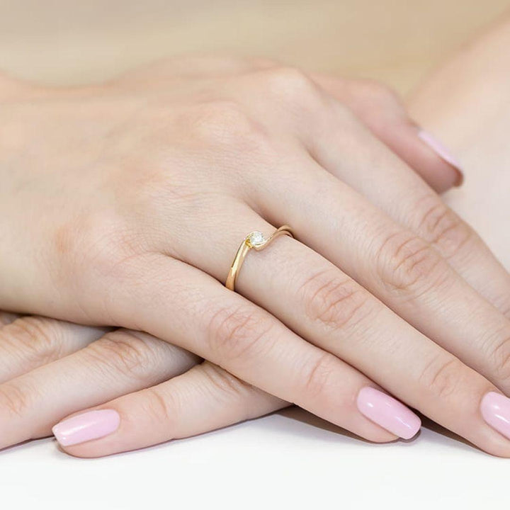Anillo Avelis Oro Amarillo 14K con Diamante de Laboratorio 0,13 ct – Brillo Moderno