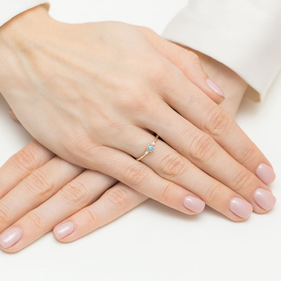 Anillo Celeste de Oro 9K con Topacio Swiss y Diamantes