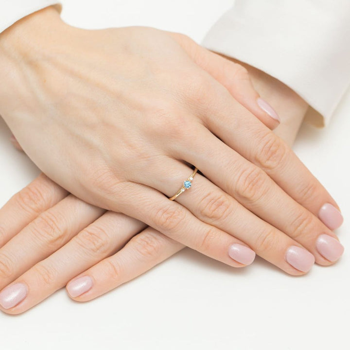 Anillo Celeste de Oro 9K con Topacio Swiss y Diamantes