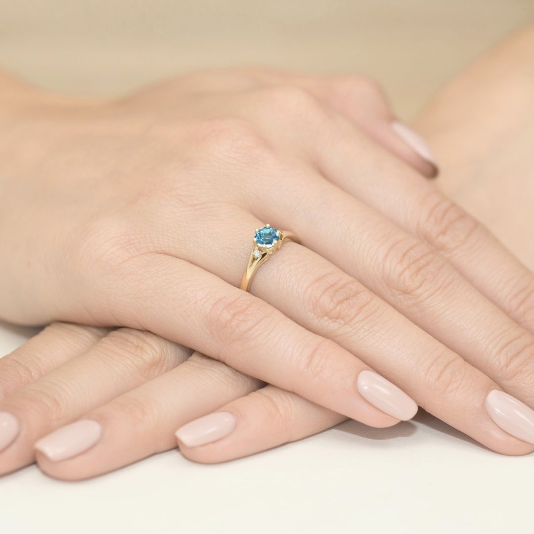 Anillo Celia de Oro 14K con Topacio Swiss y Diamantes
