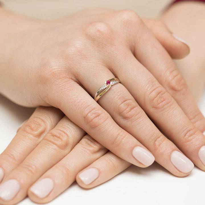 Anillo Clea de Oro 14K con Rubí y Diamantes
