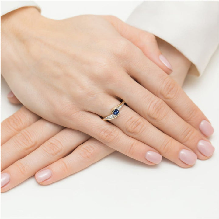 Anillo Diana de Oro 14K con Zafiro y Diamantes