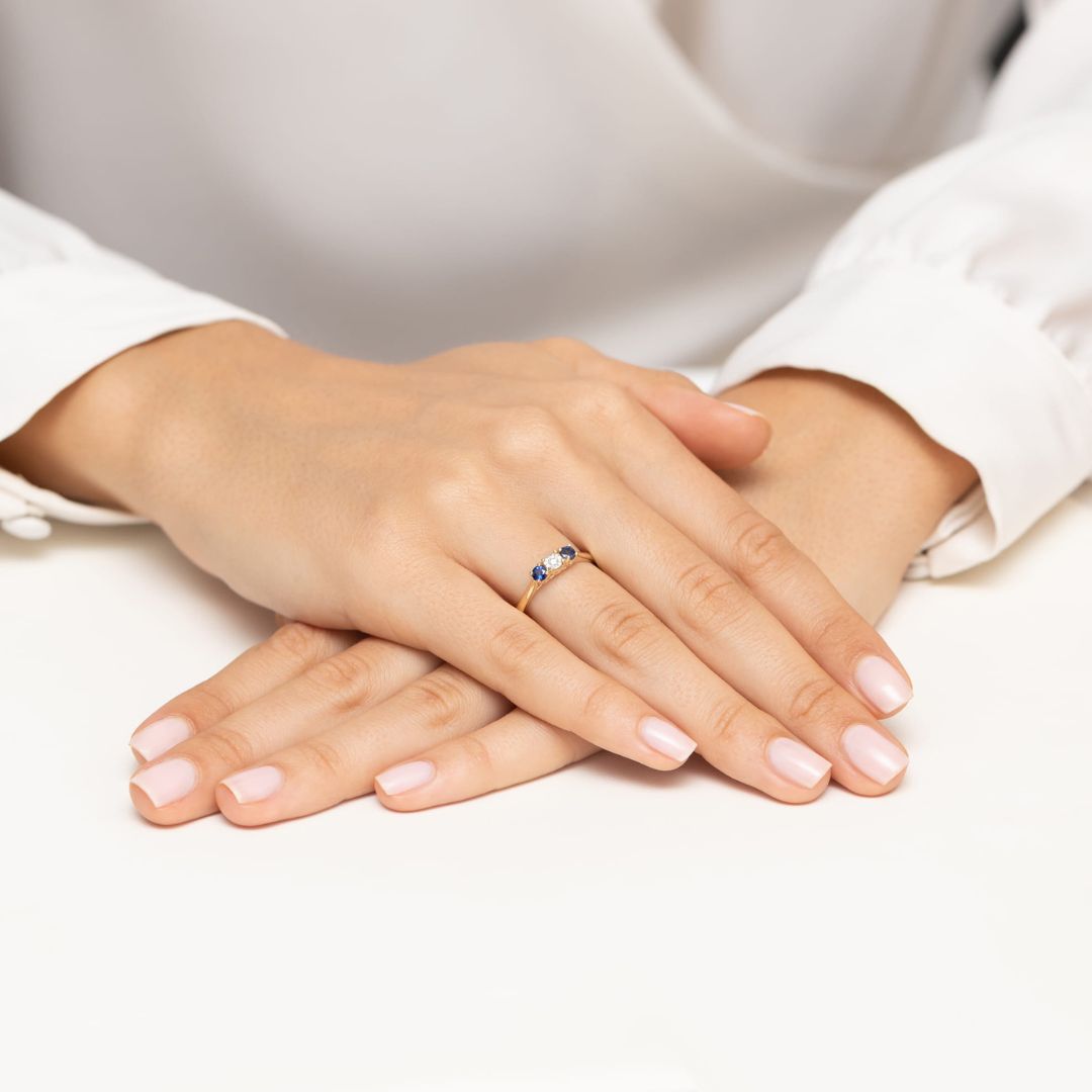 Anillo Dorte de oro amarillo de 14K con diamante y zafiros