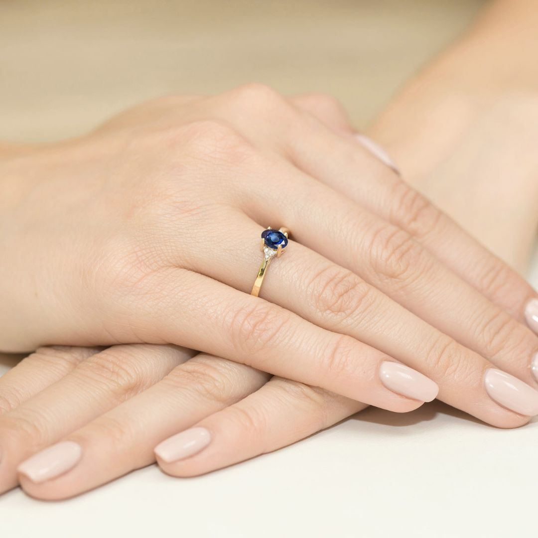 Anillo Emma de Oro 14K con Zafiro Oval y Diamantes