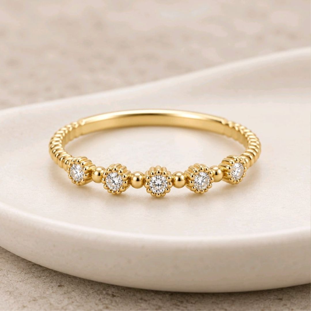 Anillo Fino de Oro 18K con Cinco Circonitas