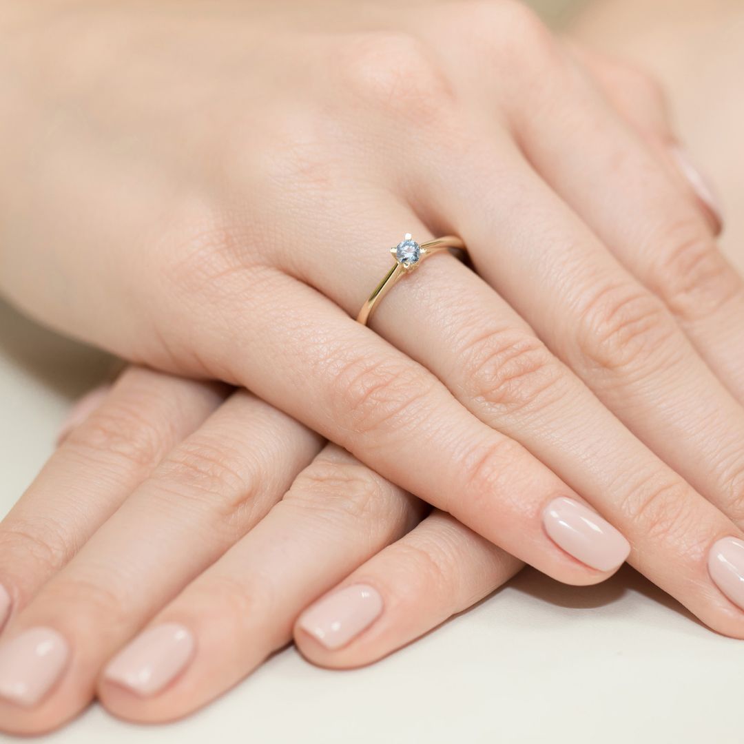 Anillo Jonella de oro amarillo de 9K con diamante azul de laboratorio