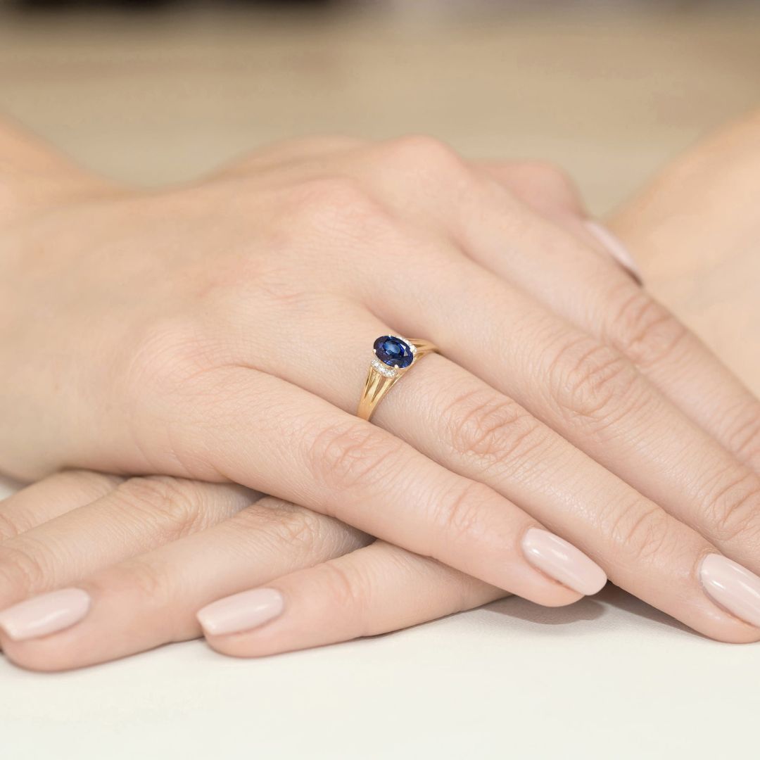 Anillo Lidia de Oro 14K con Zafiro Oval y Diamantes