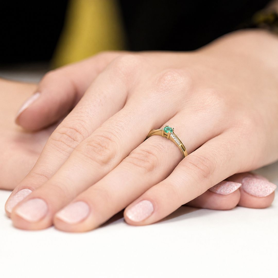 Anillo Maia de Oro 14K con Esmeralda y Diamantes
