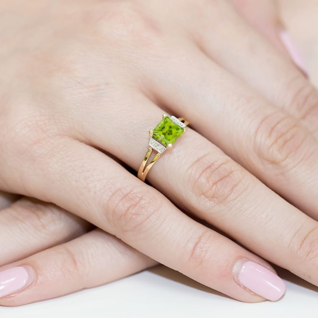 Anillo Olivia de Oro 9K con Peridoto 1,10 ct y Diamantes