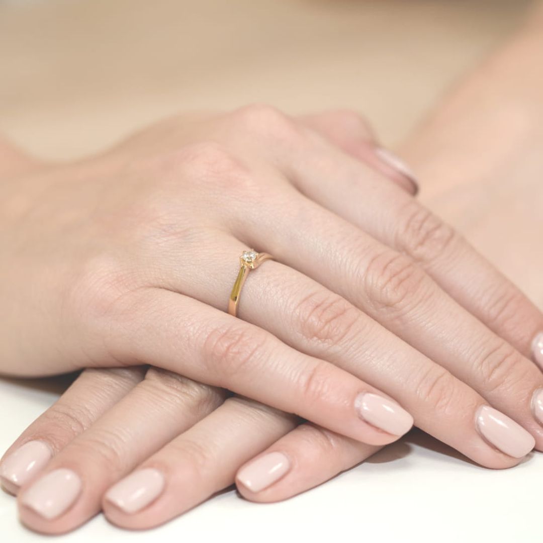 Anillo Solitario Catalina Oro Amarillo 14K con Diamante Natural 0,10 ct