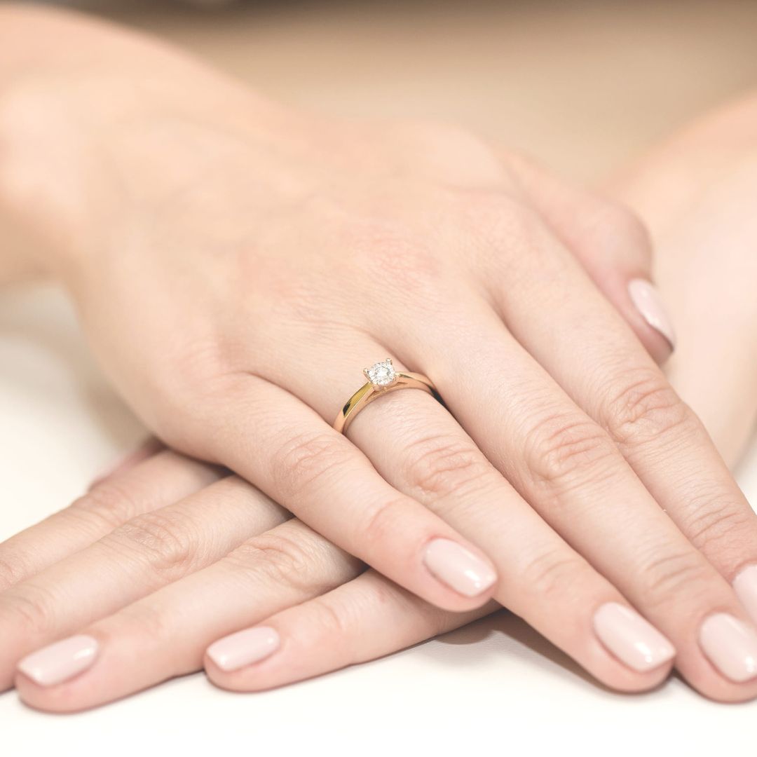 Anillo Solitario Inés Oro Amarillo 14K con Diamante Natural 0,08 ct