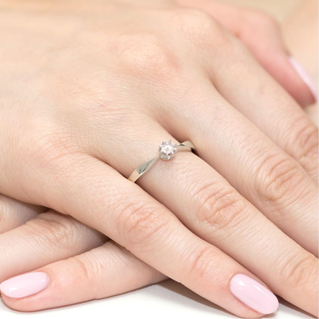 Anillo Solitario Oro con Diamante 0,15 ct – W0173