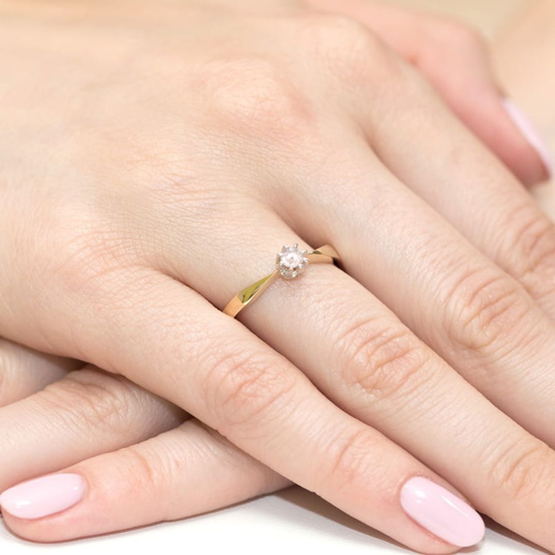 Anillo Solitario Oro con Diamante 0,15 ct – W0173