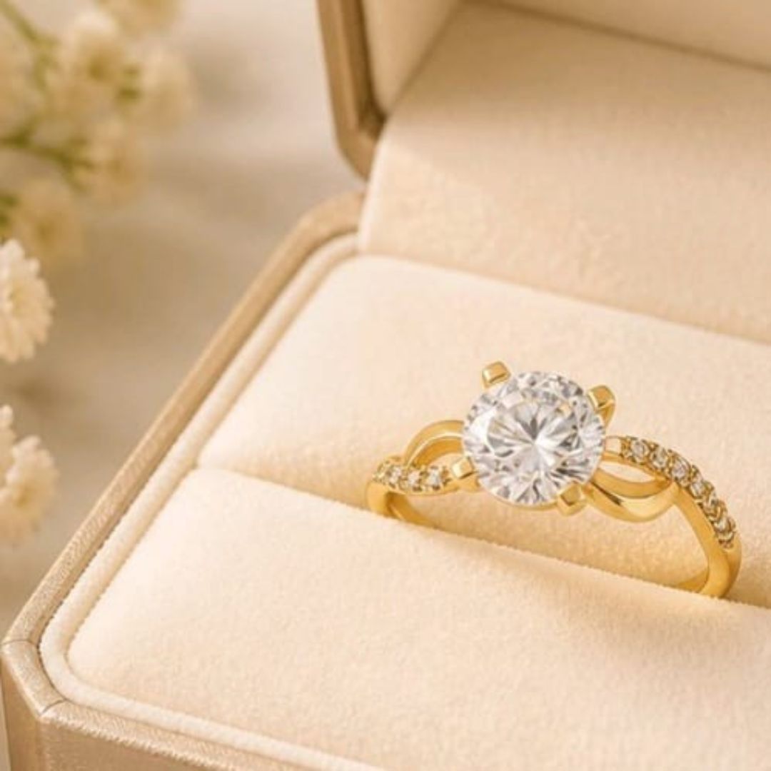 Anillo Solitario de Oro 18K con Circonitas y Diseño Cruzado
