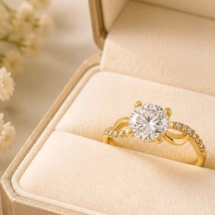 Anillo Solitario de Oro 18K con Circonitas y Diseño Cruzado