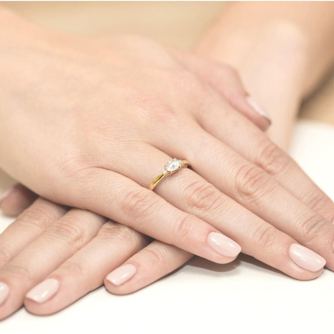 Anillo Sylvi de Compromiso Oro 14K con Diamante Oval de Laboratorio 0,40 ct