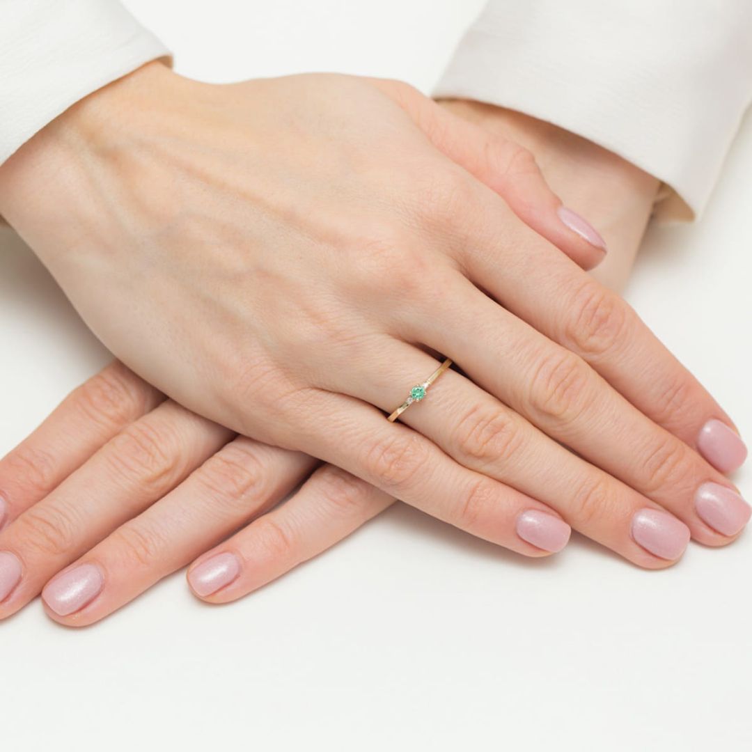 Anillo Thaís de oro amarillo de 14K con esmeralda y diamantes