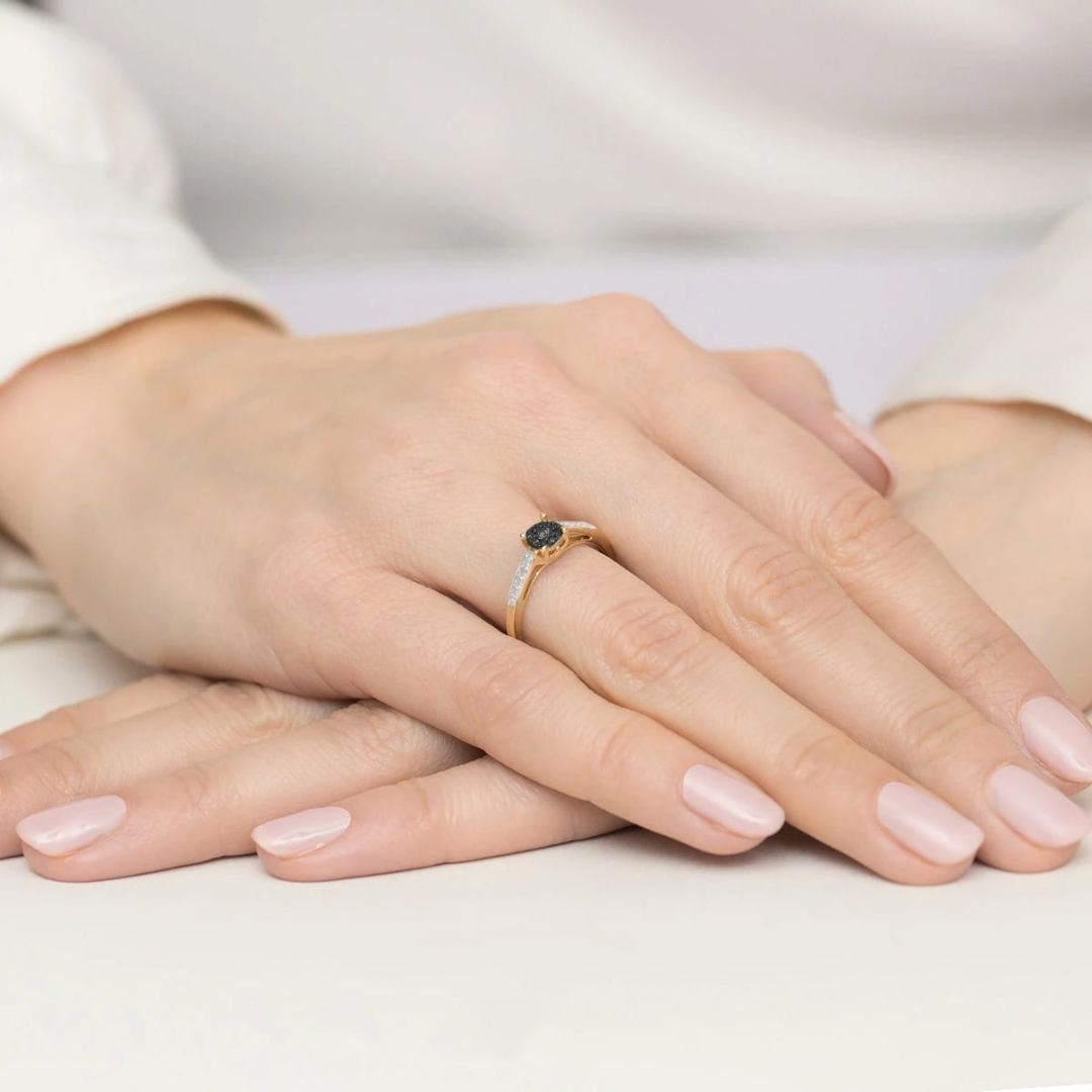 Anillo Tyra de oro amarillo de 14K con diamantes negros y blancos