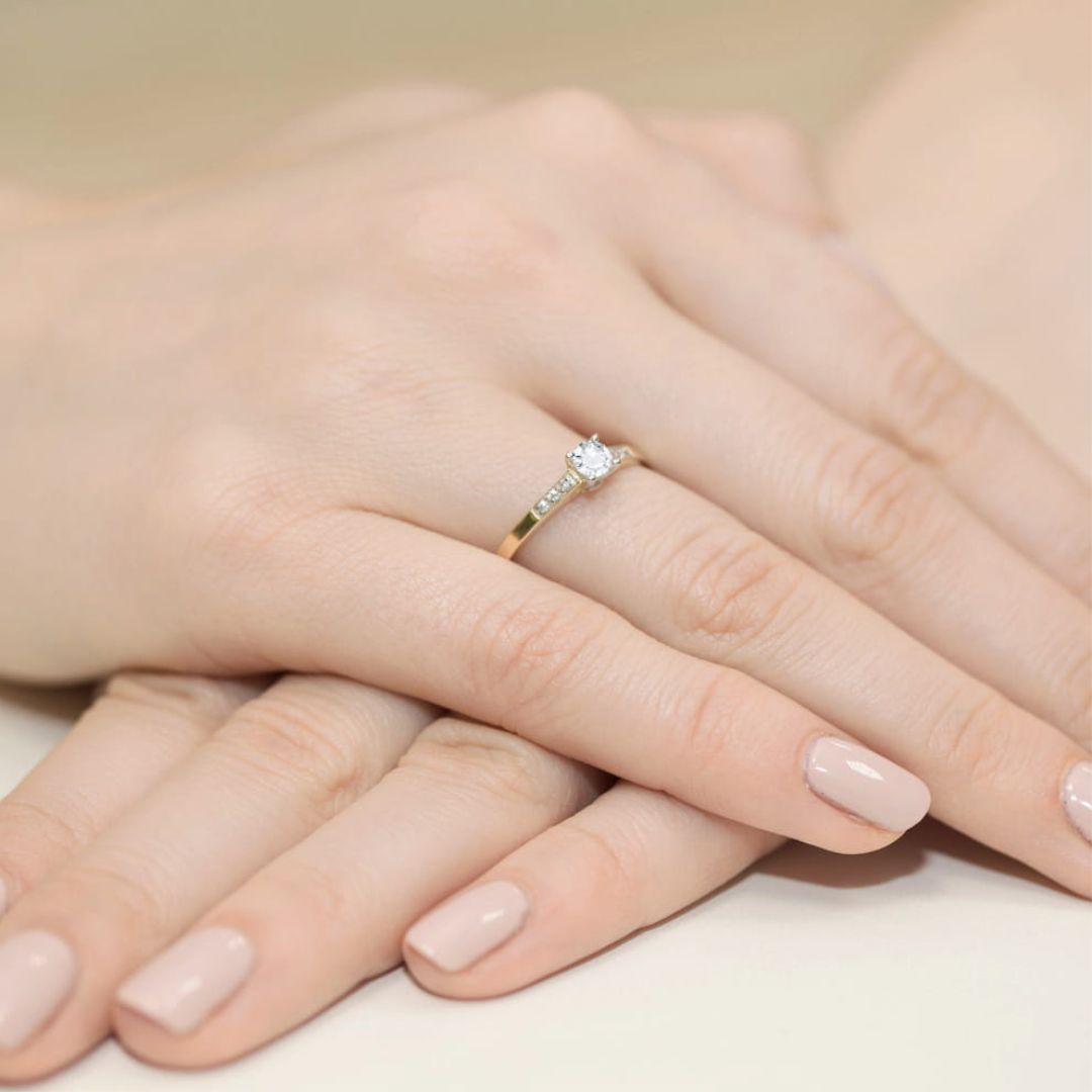 Anillo de Compromiso Clara de Oro 9K con Diamantes de Laboratorio 0,21 ct