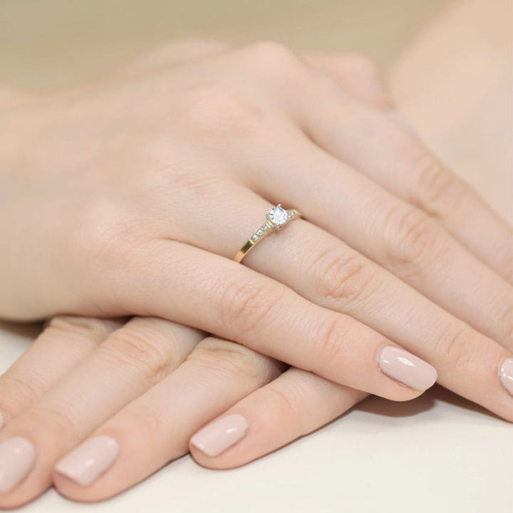 Anillo de Compromiso Clara de Oro 9K con Diamantes de Laboratorio 0,21 ct