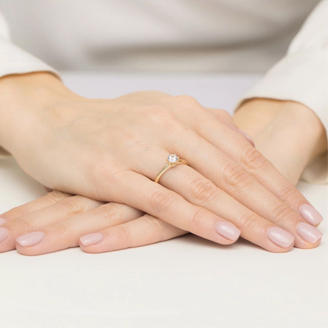 Anillo de Compromiso Elena de Oro 14K con Zafiro Blanco 0,60 ct y Diamantes