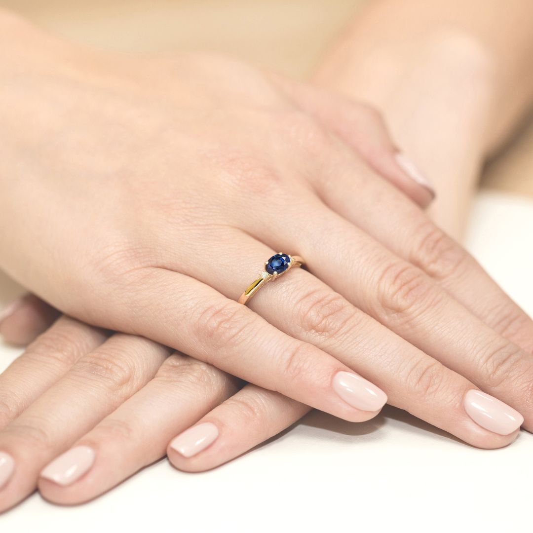 Anillo Carlota de Oro 14K con Zafiro Oval y Diamantes