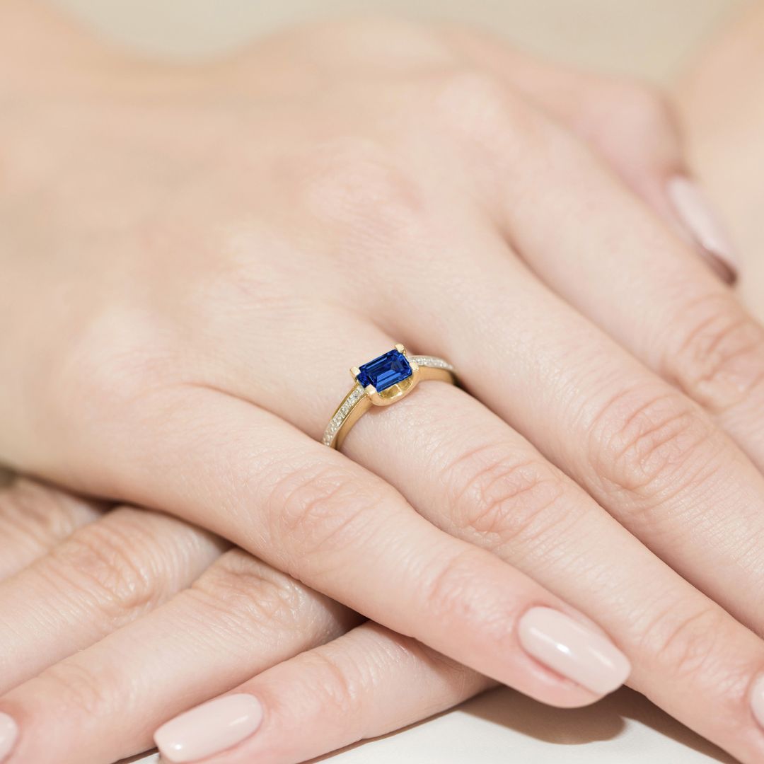 Anillo Leonor de Oro 14K con Zafiro Talla Esmeralda y Diamantes