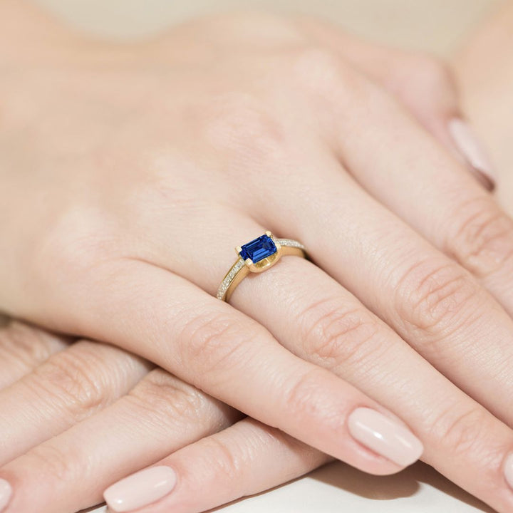 Anillo Leonor de Oro 14K con Zafiro Talla Esmeralda y Diamantes