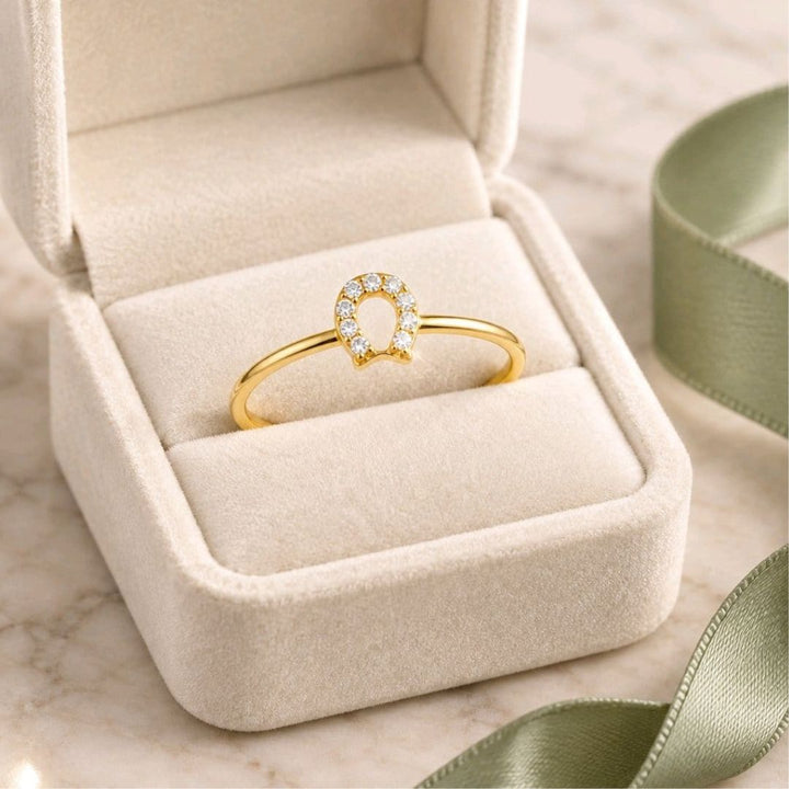 Anillo de Oro 18K con Herradura y Circonitas