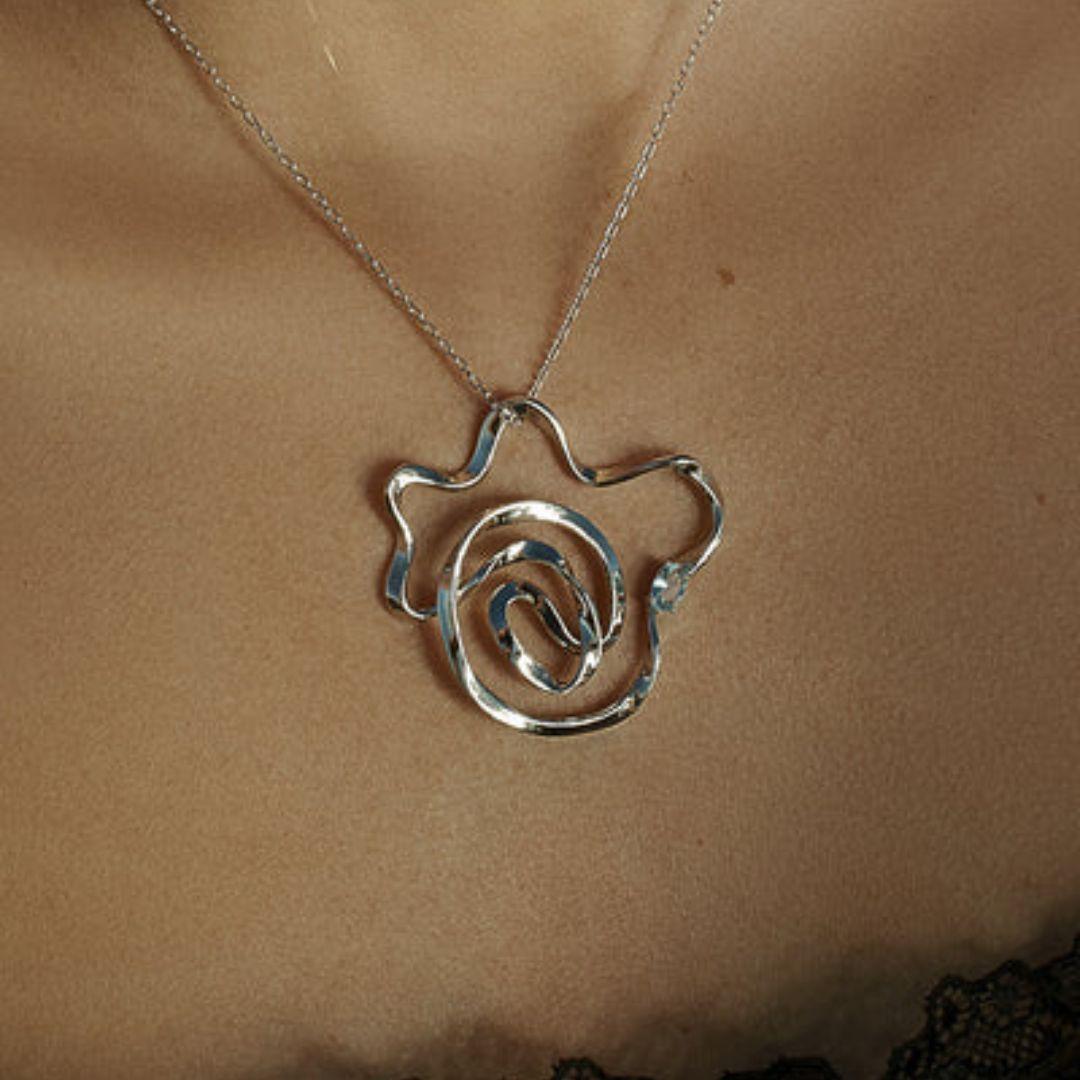 Collar Irregular de Plata con Piedra Azul Aguamarina – Diseño Artístico y Elegante para Mujer