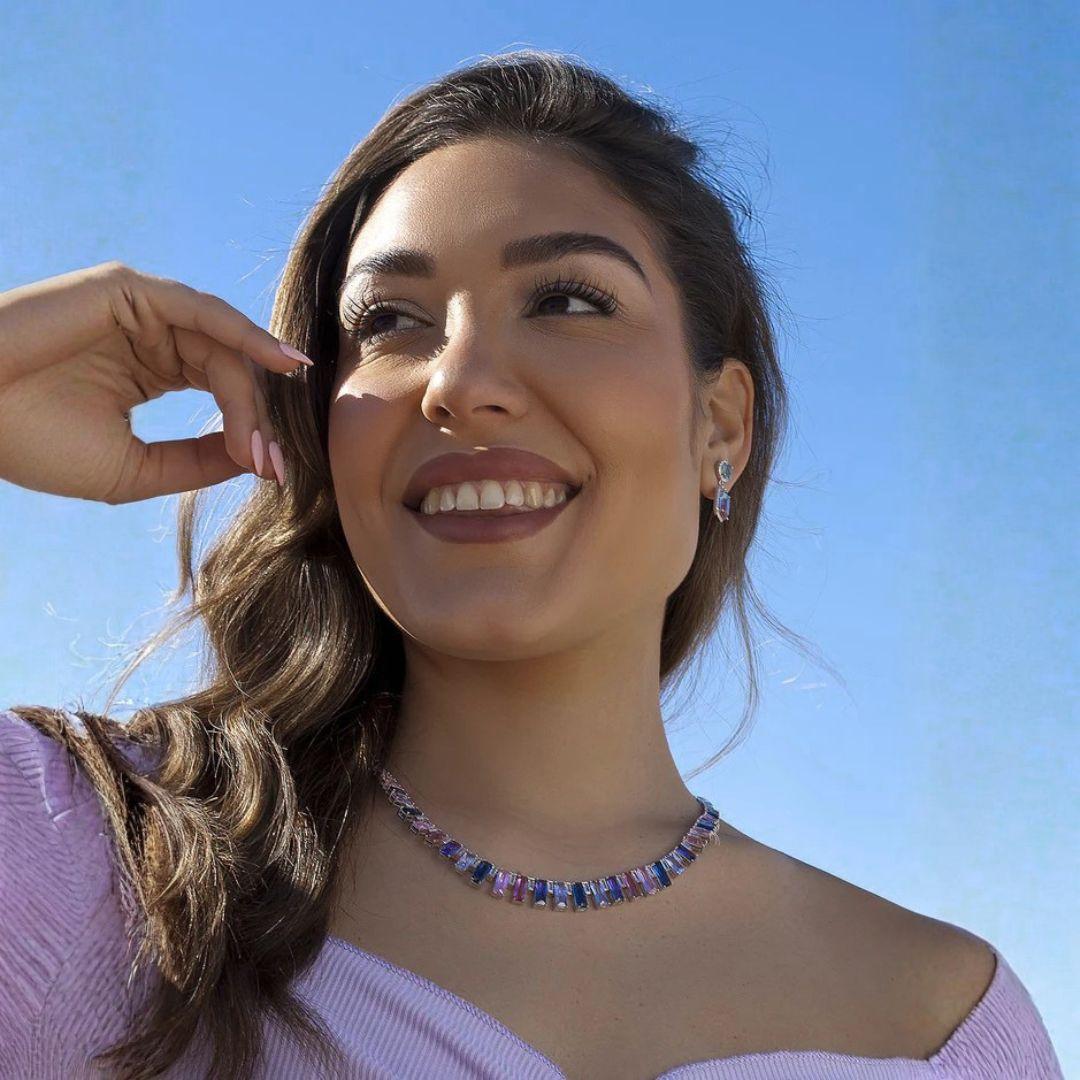Collar de Plata Multicolor Rosa, Azul y Violeta – Elegancia Fresca y Sofisticada