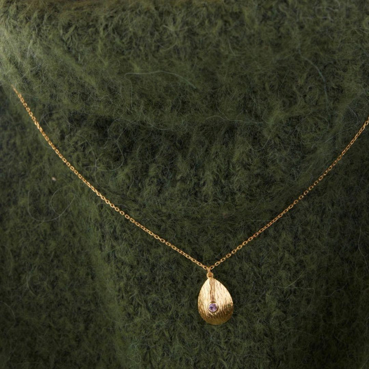 Collar gota con cristal violeta en Plata baño Oro · Victoria Cruz