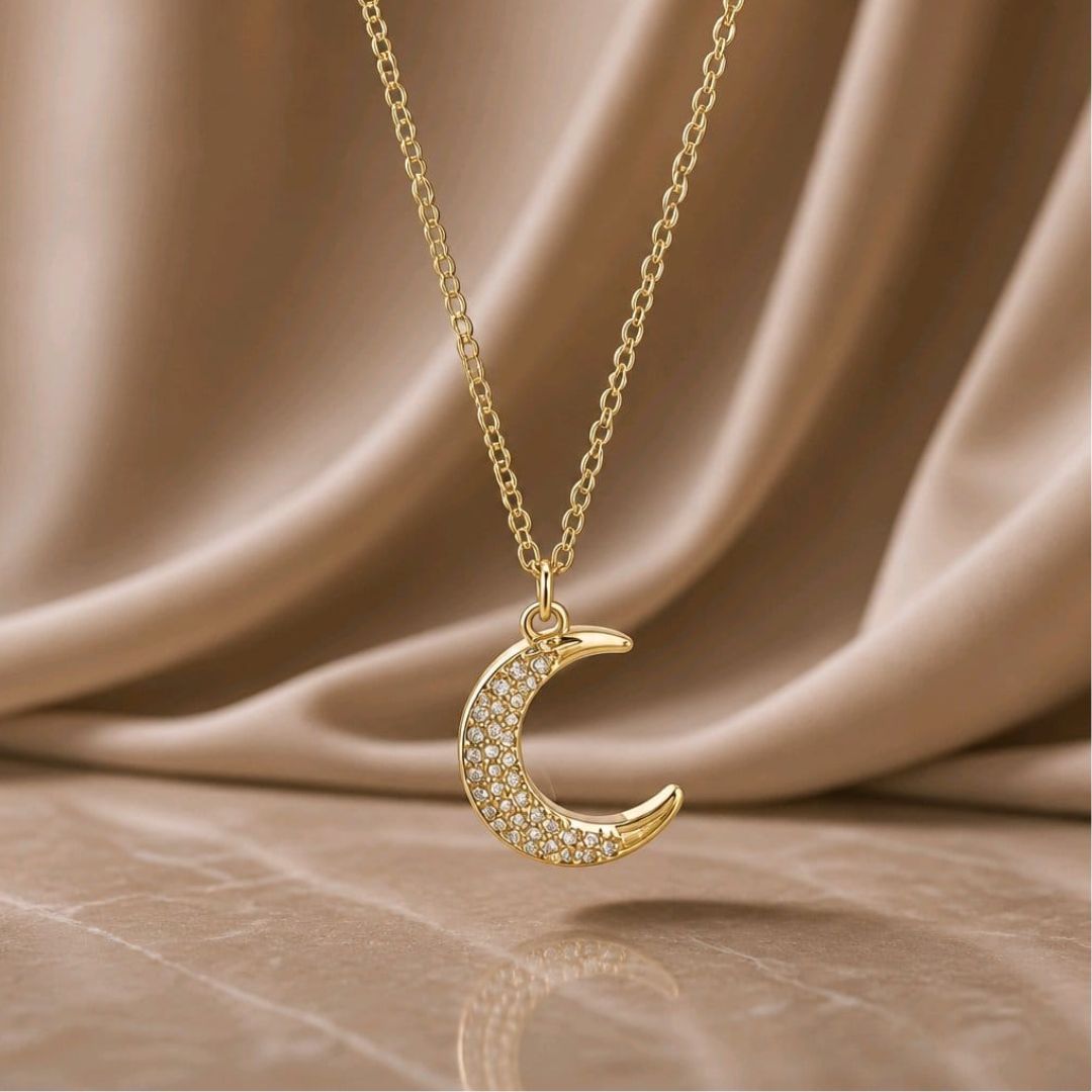 Collar Corto de Acero Dorado con Colgante Luna y Circonitas