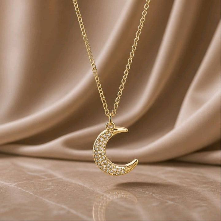 Collar Corto de Acero Dorado con Colgante Luna y Circonitas