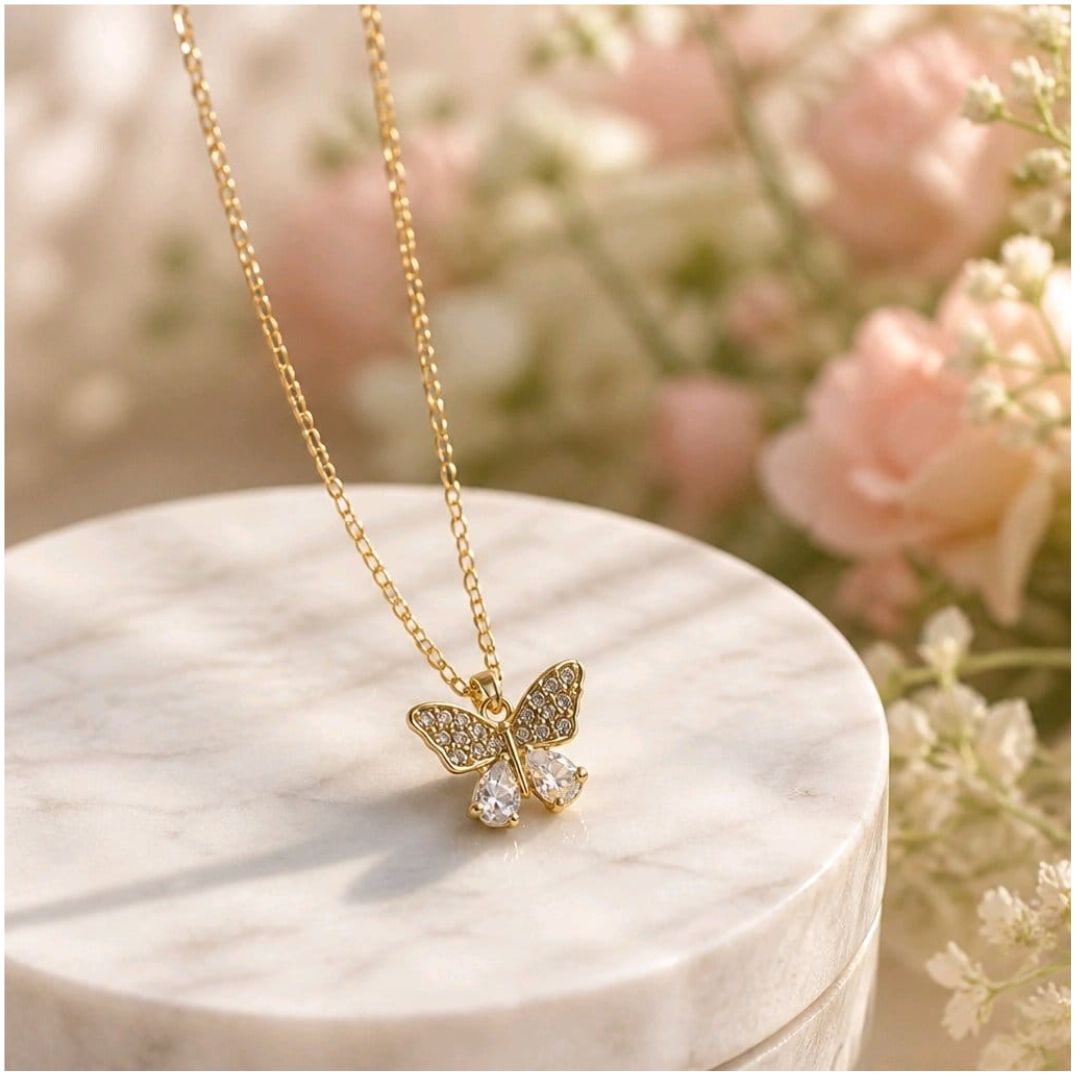 Collar Corto de Acero Dorado con Colgante Mariposa y Circonitas