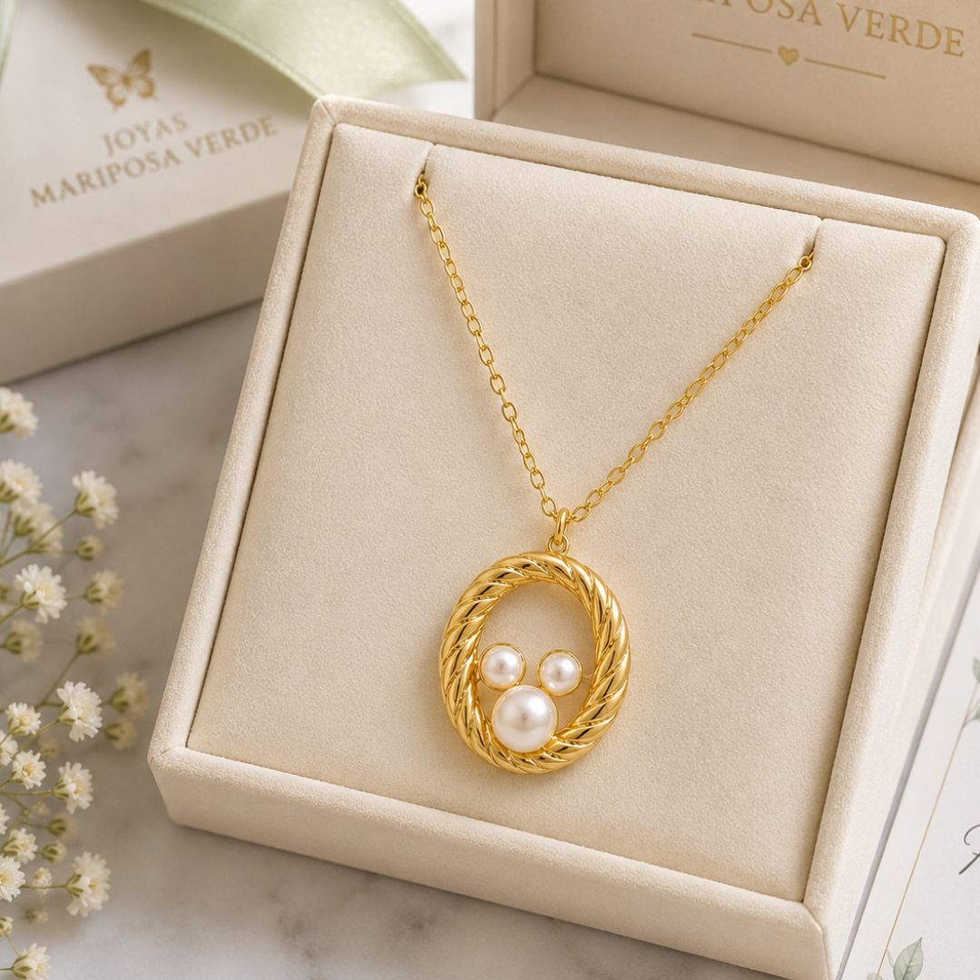 Collar Corto de Acero Dorado con Colgante Ovalado y Perlas