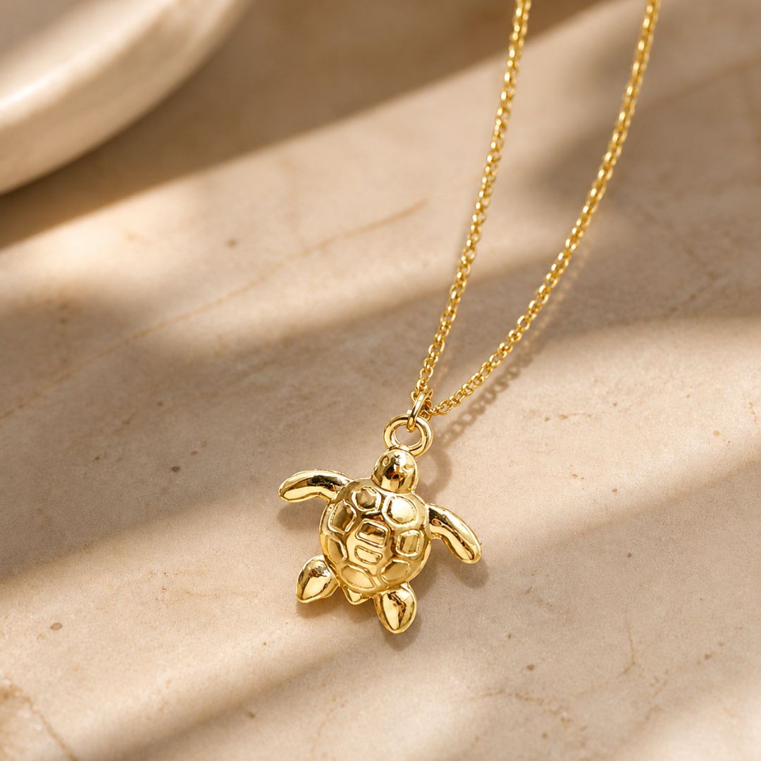 Collar Corto de Acero Dorado con Colgante Tortuga Marina