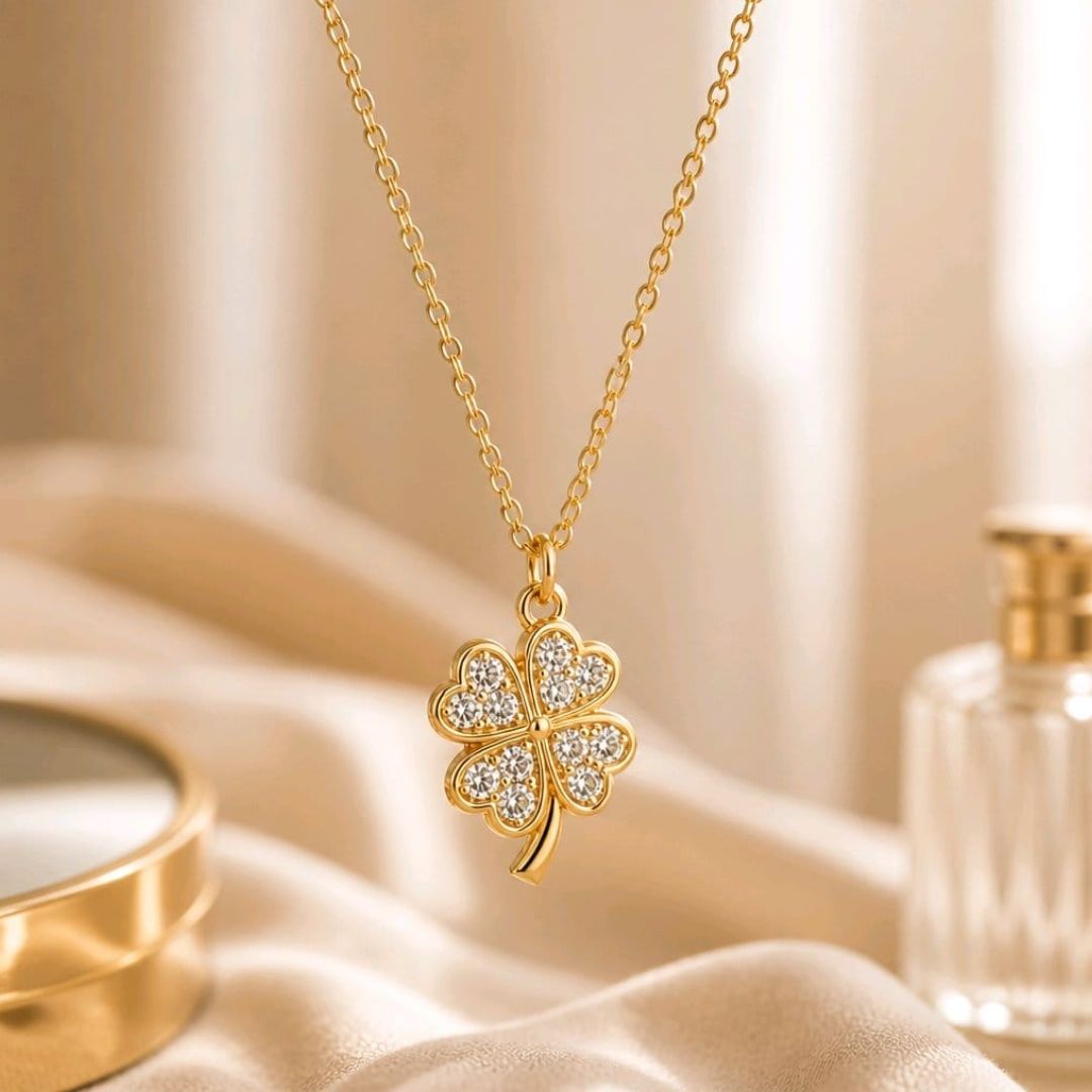 Collar Corto de Acero Dorado con Colgante Trébol de Cuatro Hojas y Circonitas