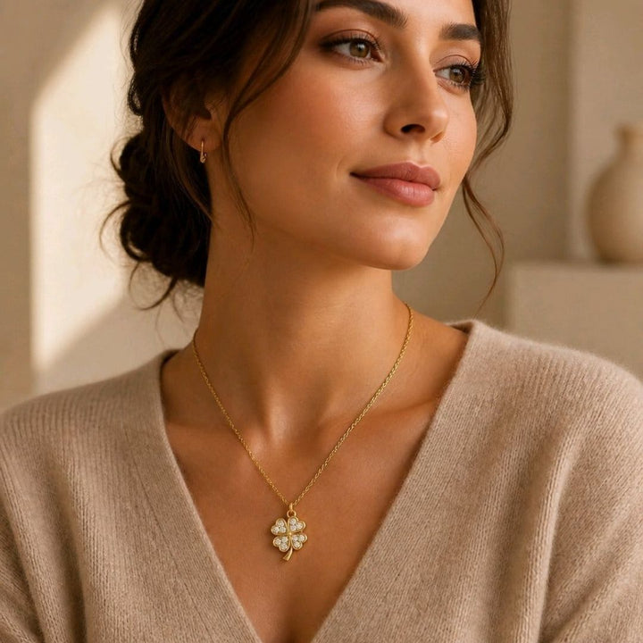 Collar Corto de Acero Dorado con Colgante Trébol de Cuatro Hojas y Circonitas