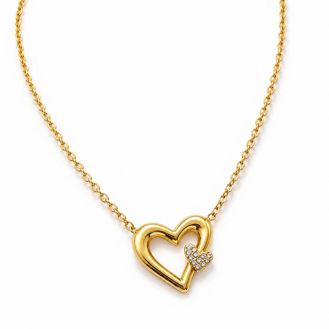 Collar Corto de Acero Dorado con Colgante de Corazón y Circonitas