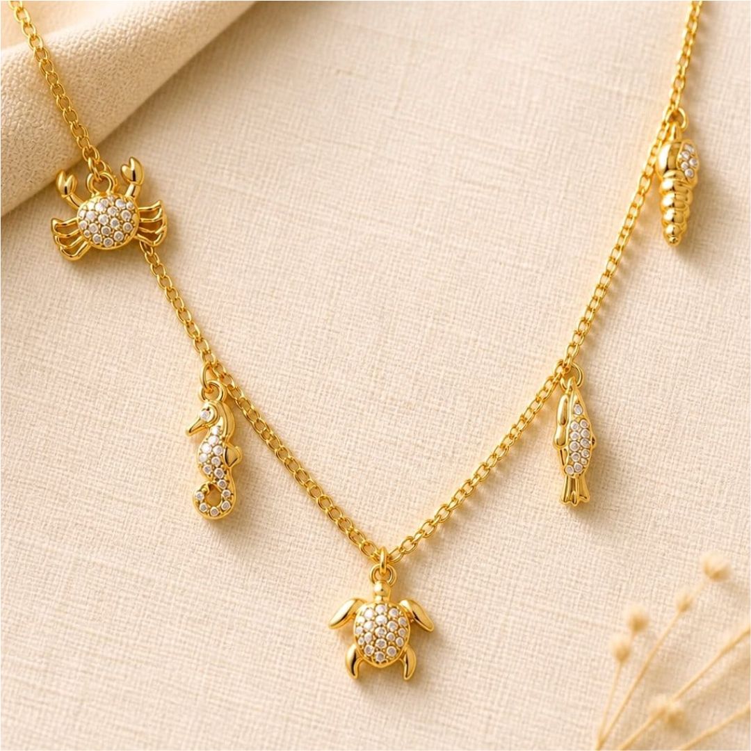 Collar Corto de Acero Dorado con Colgantes Marinos