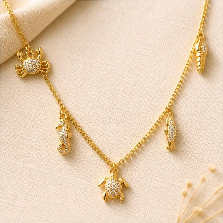 Collar Corto de Acero Dorado con Colgantes Marinos