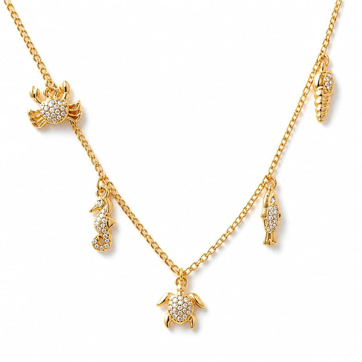 Collar Corto de Acero Dorado con Colgantes Marinos