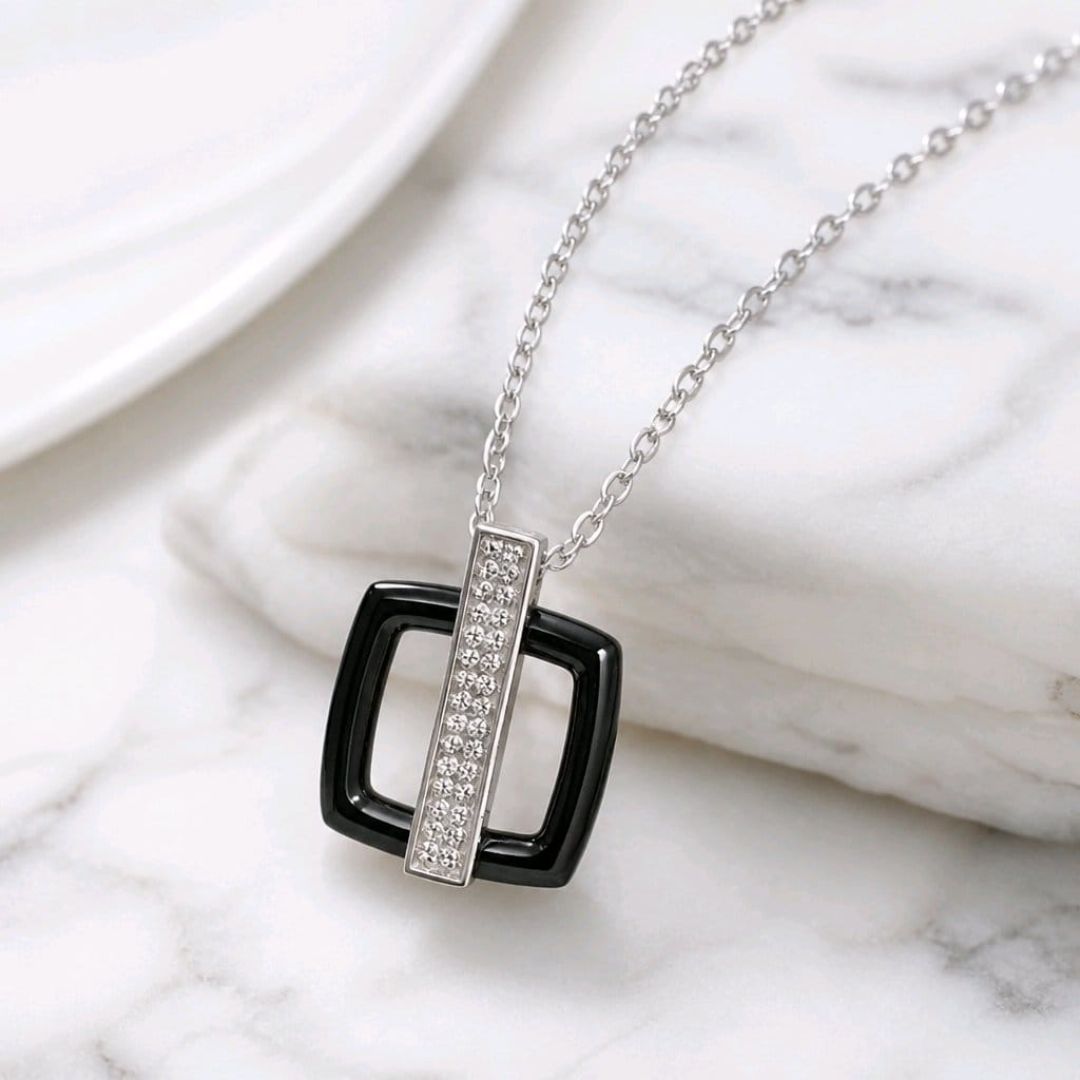 Collar Geométrico Negro con Circonitas