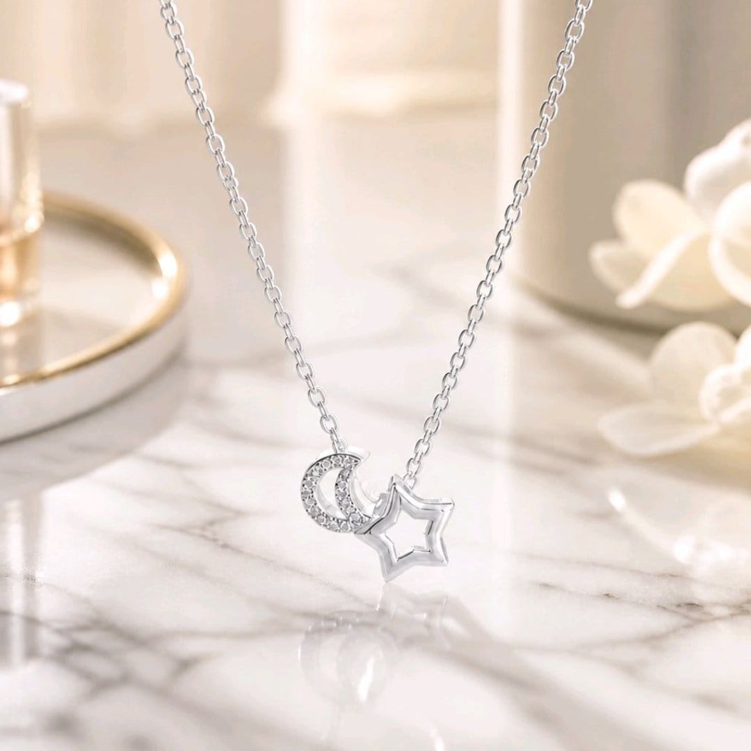 Collar Minimalista de Plata con Luna y Estrella