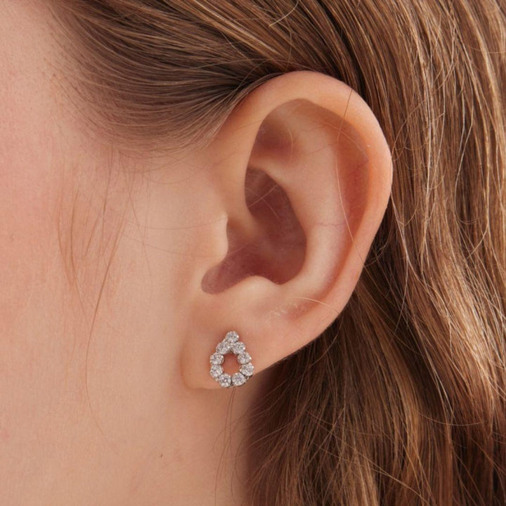 Pendientes botón lieve lágrima de cristal riviere blanco en plata de ley bañada en rodio · Victoria Cruz
